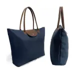 Bolso tote azul marino plegable de nailon con asas de cuero y cosmetiquera.