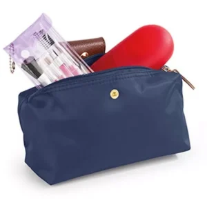 Bolso cartera azul marino plegable con cosmetiquera transparente de maquillaje y accesorio rojo.