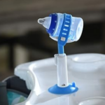 Porta teteros para bebé azul con base de succión, ideal para silla de comer.