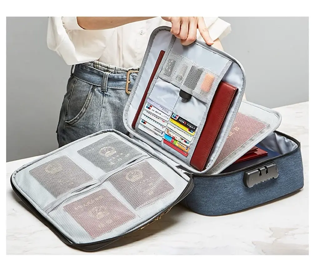 Bolso portapapeles con compartimentos para documentos, pasaportes y tarjetas, con cierre de combinación.