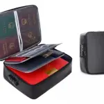 Bolso portapapeles negro con compartimentos para documentos y cierre de combinación, ideal para organizar y proteger.