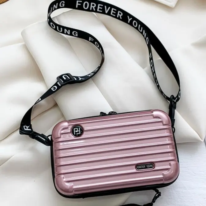 Mini bolso rosado metálico tipo maleta con correa estampada "Forever Young".