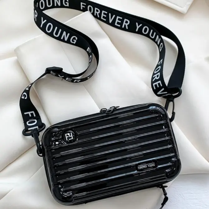 Mini bolso negro de policarbonato rígido con correa de bandolera "Forever Young"