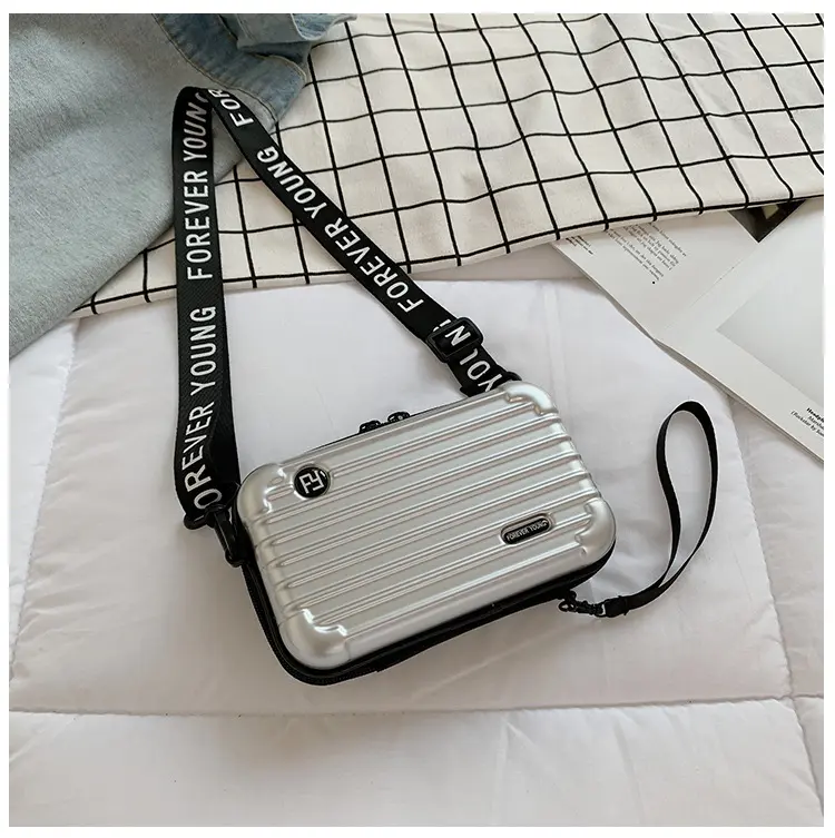 Mini bolso plateado tipo maleta con correa negra estampada "FOREVER YOUNG".