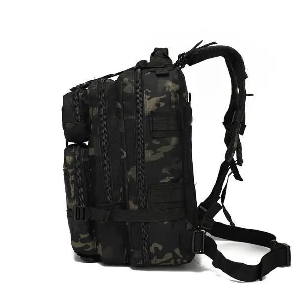 Bolso táctico deportivo camuflado con correas ajustables, ideal para actividades al aire libre.
