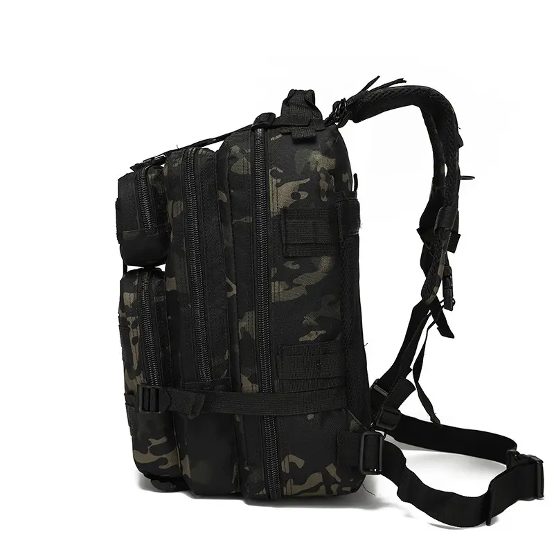 Bolso táctico deportivo camuflado con correas ajustables, ideal para actividades al aire libre.