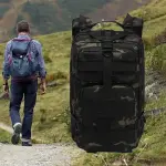 Bolso táctico deportivo camuflado, ideal para senderismo y actividades al aire libre.