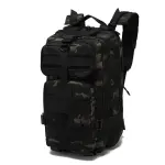 Bolso táctico deportivo camuflado con múltiples compartimentos y correas de ajuste.