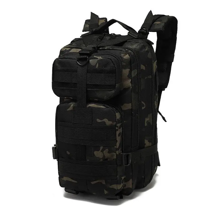 Bolso táctico deportivo camuflado con múltiples compartimentos y correas de ajuste.