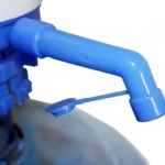 Dispensador de agua con bomba manual para botellón, boquilla azul y tapa de seguridad.