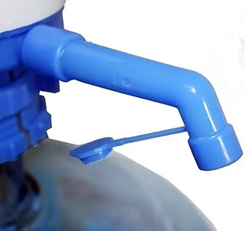 Dispensador de agua con bomba manual para botellón, boquilla azul y tapa de seguridad.