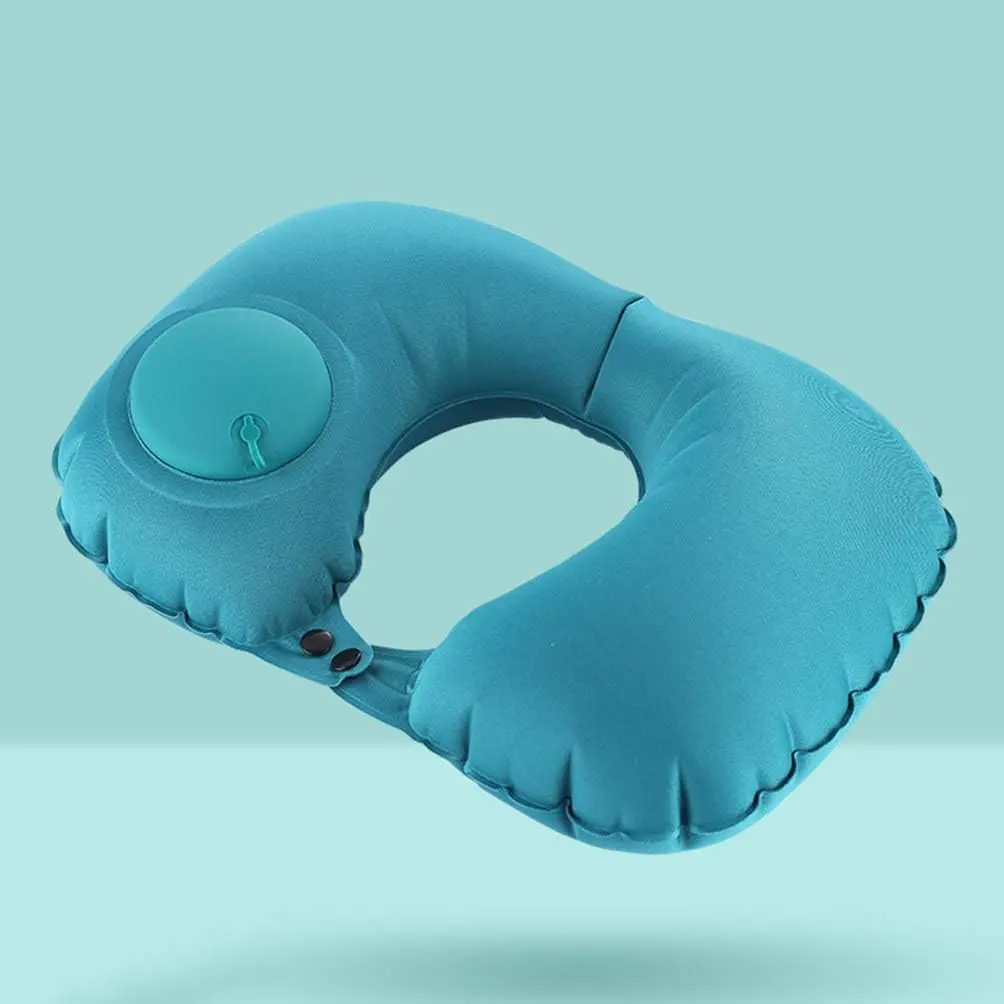 Almohada viajera inflable azul con válvula de aire y botones a presión.