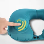 Almohada viajera inflable para cuello con sistema de ajuste de aire y botones negros de cierre.