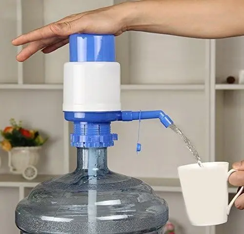 Bomba manual para dispensador de agua en botellón, extrayendo agua hacia una taza.