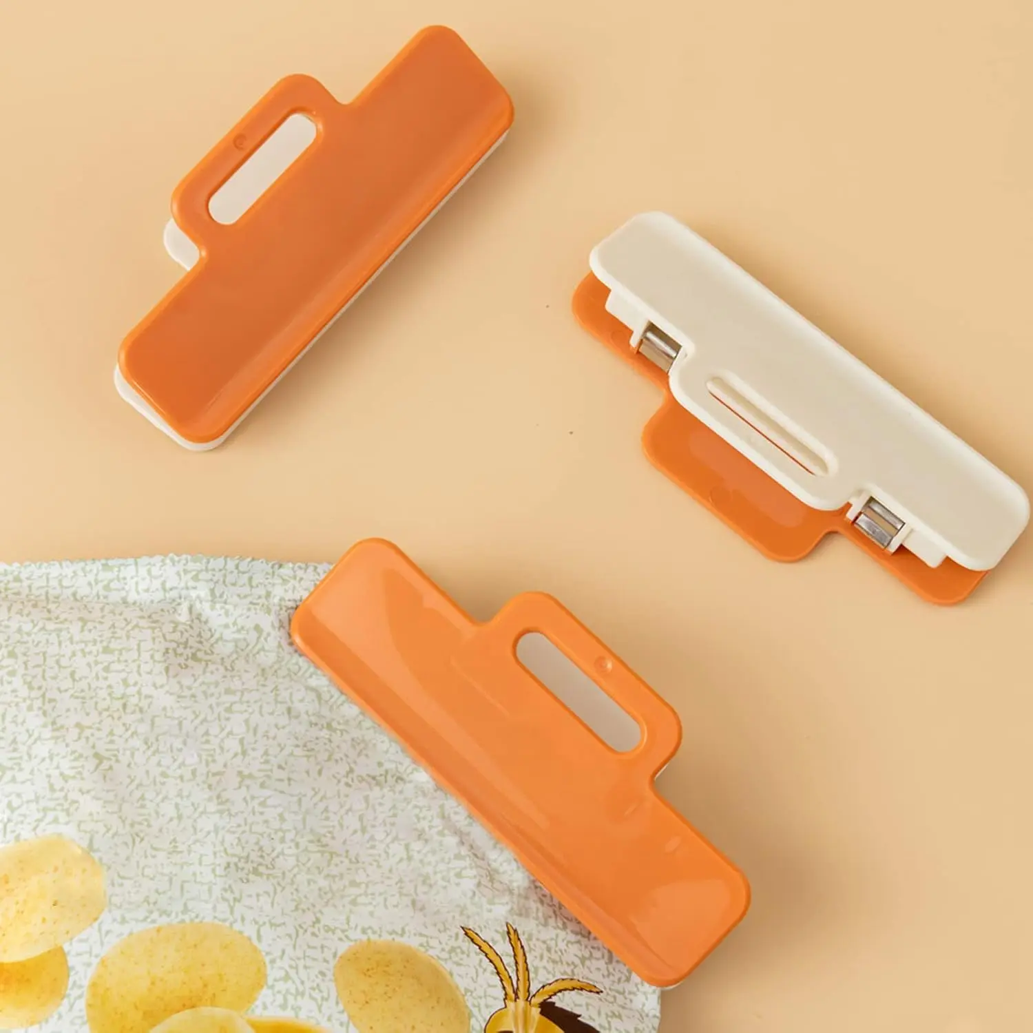 Estante organizador para nevera en color naranja y blanco, ideal para mantener los alimentos frescos.