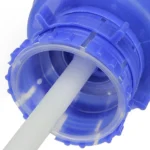 Bomba manual dispensador de agua para botellón, tubo blanco entrando a tapón azul.