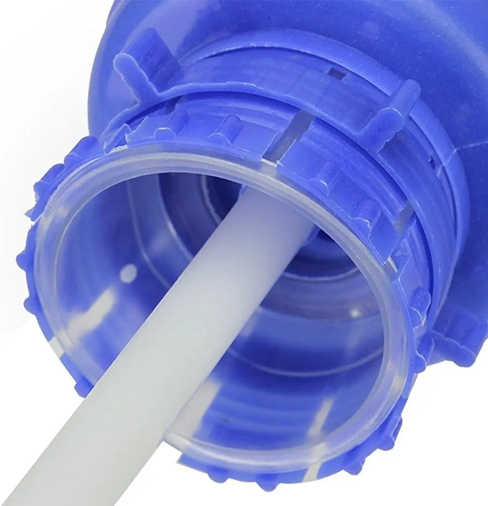 Bomba manual dispensador de agua para botellón, tubo blanco entrando a tapón azul.