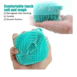 Cepillo de baño de silicona azul con cerdas suaves y flexibles, ideal para la ducha.