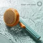 Cepillo removedor de pelo para mascotas con botón de limpieza, resistente al agua.