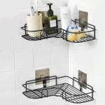 Estante organizador de esquina negro con cepillo, jabón y pasta de dientes para baño.
