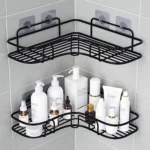 Estante organizador de pared negro para baño con botellas de shampoo y acondicionador.