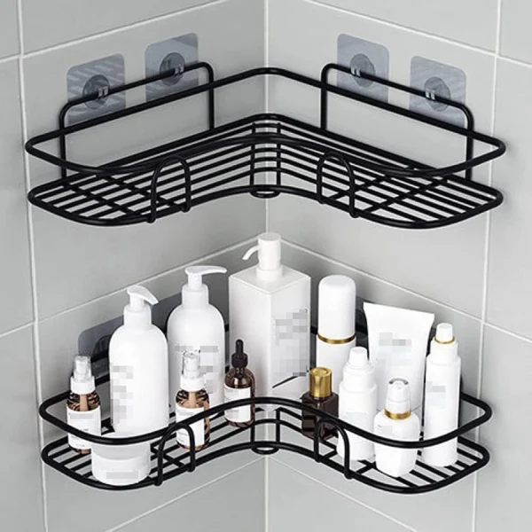 Estante organizador de pared negro para baño con botellas de shampoo y acondicionador.
