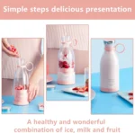 Botella Mini Licuadora Portátil rosa con fresas y hielo, y bebida rosa en vaso.