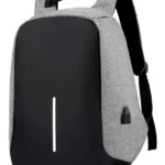 Morral antirrobo negro y gris con puerto USB visible y diseño moderno.