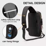 Bolso cruzado antirrobo con detalles reflectantes para colgar objetos.