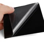 Persona aplicando cinta impermeable Flex Tape negra para sellar y reparar fugas.