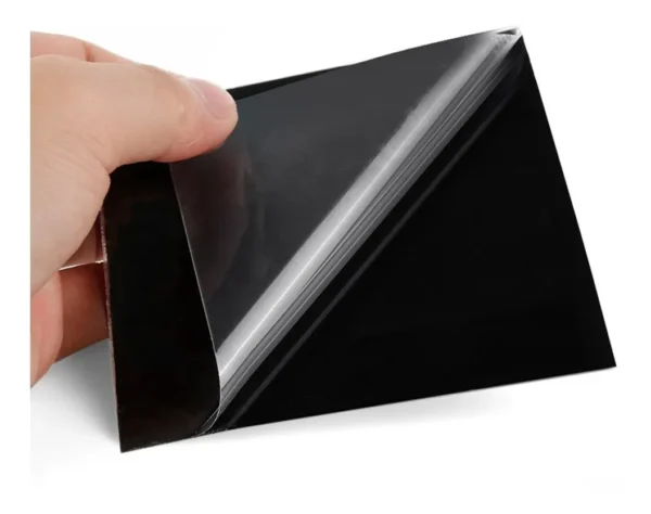 Persona aplicando cinta impermeable Flex Tape negra para sellar y reparar fugas.