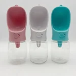 Bebedero portátil para mascotas en colores rosa, gris y turquesa con dispensador de agua.
