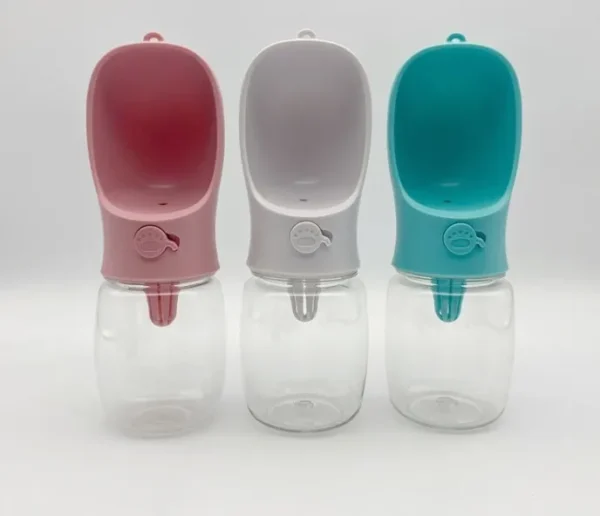 Bebedero portátil para mascotas en colores rosa, gris y turquesa con dispensador de agua.