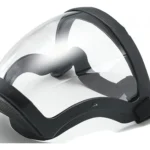 Mascarilla facial protectora transparente con marco negro y banda ajustable.