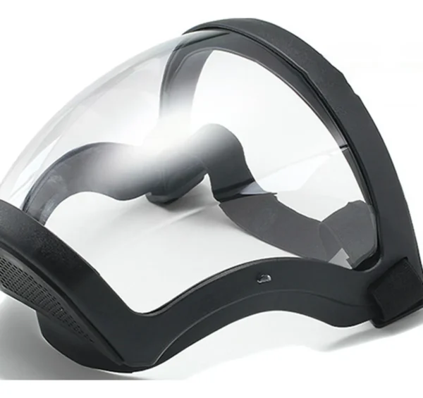 Mascarilla facial protectora transparente con marco negro y banda ajustable.