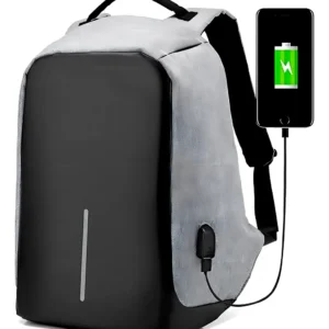 Morral antirrobo gris y negro con puerto USB cargando celular, diseño moderno y seguro.