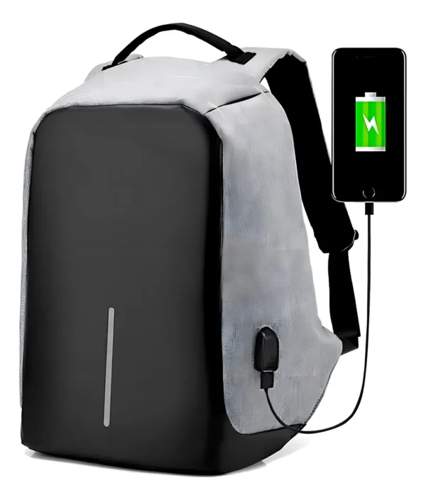 Morral antirrobo gris y negro con puerto USB cargando celular, diseño moderno y seguro.