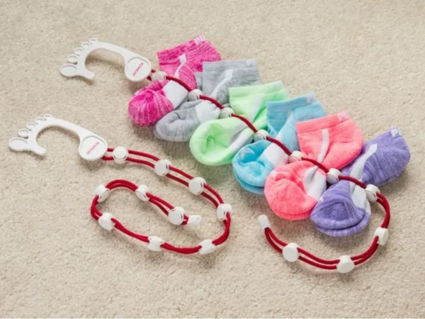 Set x2 gancho organizador de medias blancas en forma de pie con medias de colores sujetas.