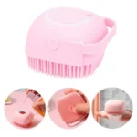 Cepillo corporal de silicona rosa suave, con dispensador de jabón y cerdas para limpieza profunda en la ducha.