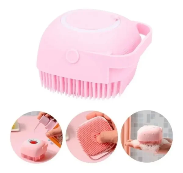 Cepillo corporal de silicona rosa suave, con dispensador de jabón y cerdas para limpieza profunda en la ducha.
