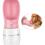 Bebedero portátil rosa para mascotas con perro bebiendo agua.