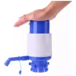 Bomba manual para dispensador de agua, con mano presionando la parte superior azul.