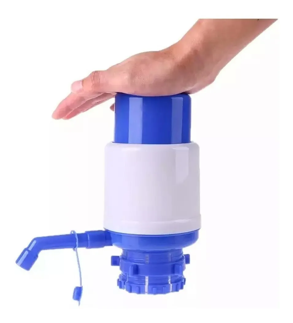 Bomba manual para dispensador de agua, con mano presionando la parte superior azul.