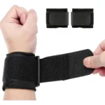 Muñequeras ortopédicas negras ajustables en velcro para soporte de muñeca en gimnasio o deporte.