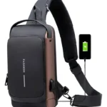 Bolso antirrobo tipo canguro con puerto de carga USB y diseño moderno.