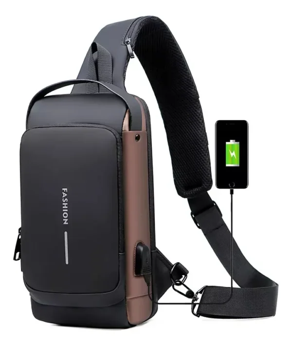 Bolso antirrobo tipo canguro con puerto de carga USB y diseño moderno.