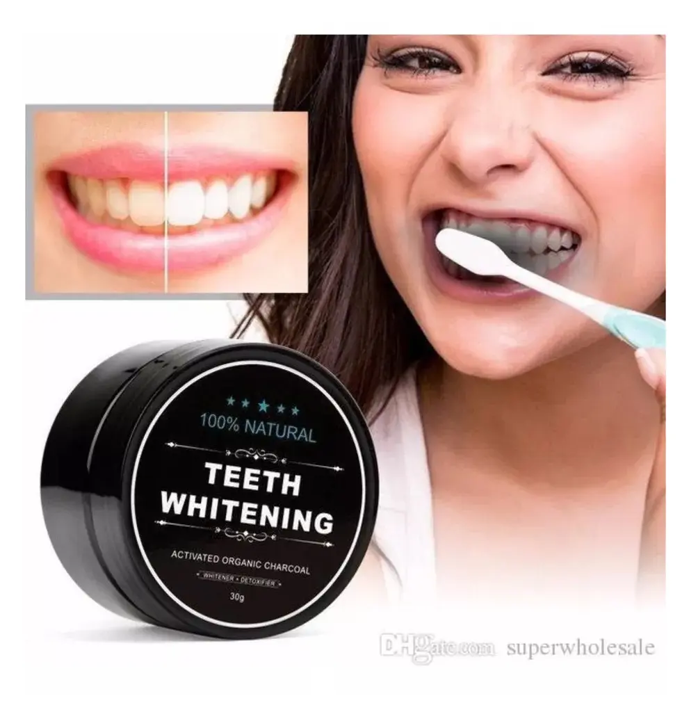 Carbón activo de coco para blanquear dientes con cepillo, en envase negro.