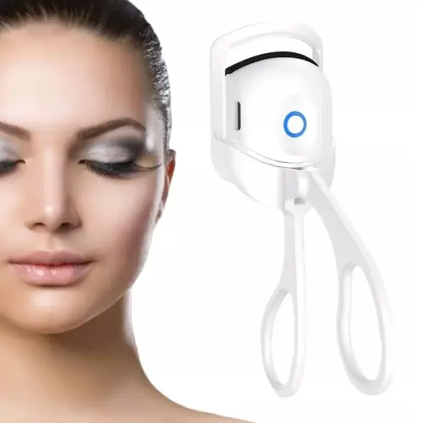 Rizador de pestañas eléctrico blanco con botón azul y pestañas de modelo con sombra de ojos.
