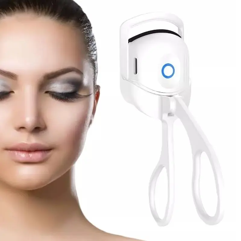Rizador de pestañas eléctrico blanco con botón azul y pestañas de modelo con sombra de ojos.