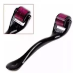 Dermaroller Rodillo Facial con cabezal de microagujas púrpuras y mango ergonómico negro.